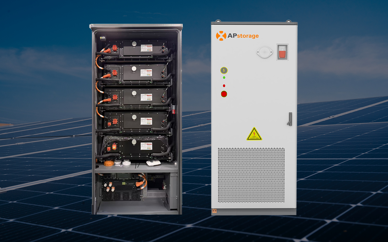 Cabine APstorage 261L aberta, mostrando os módulos de bateria LFP e a eletrônica de potência